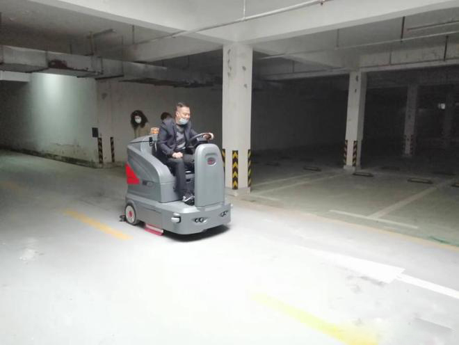 黑河小区物业保洁不用人力改用驾驶式洗地机了